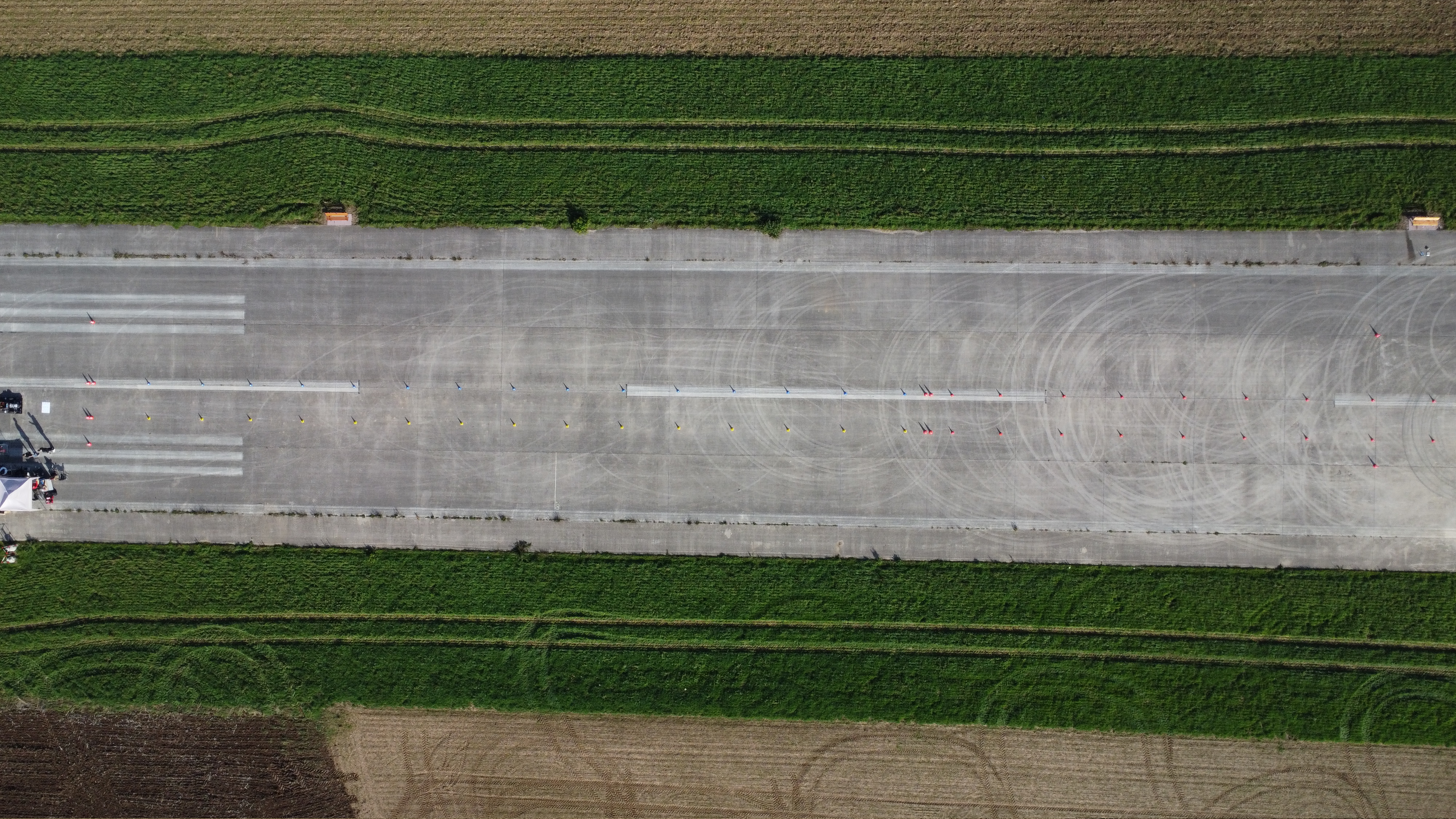 Negative example since neither the whole track is visible nor the whole vehicle.