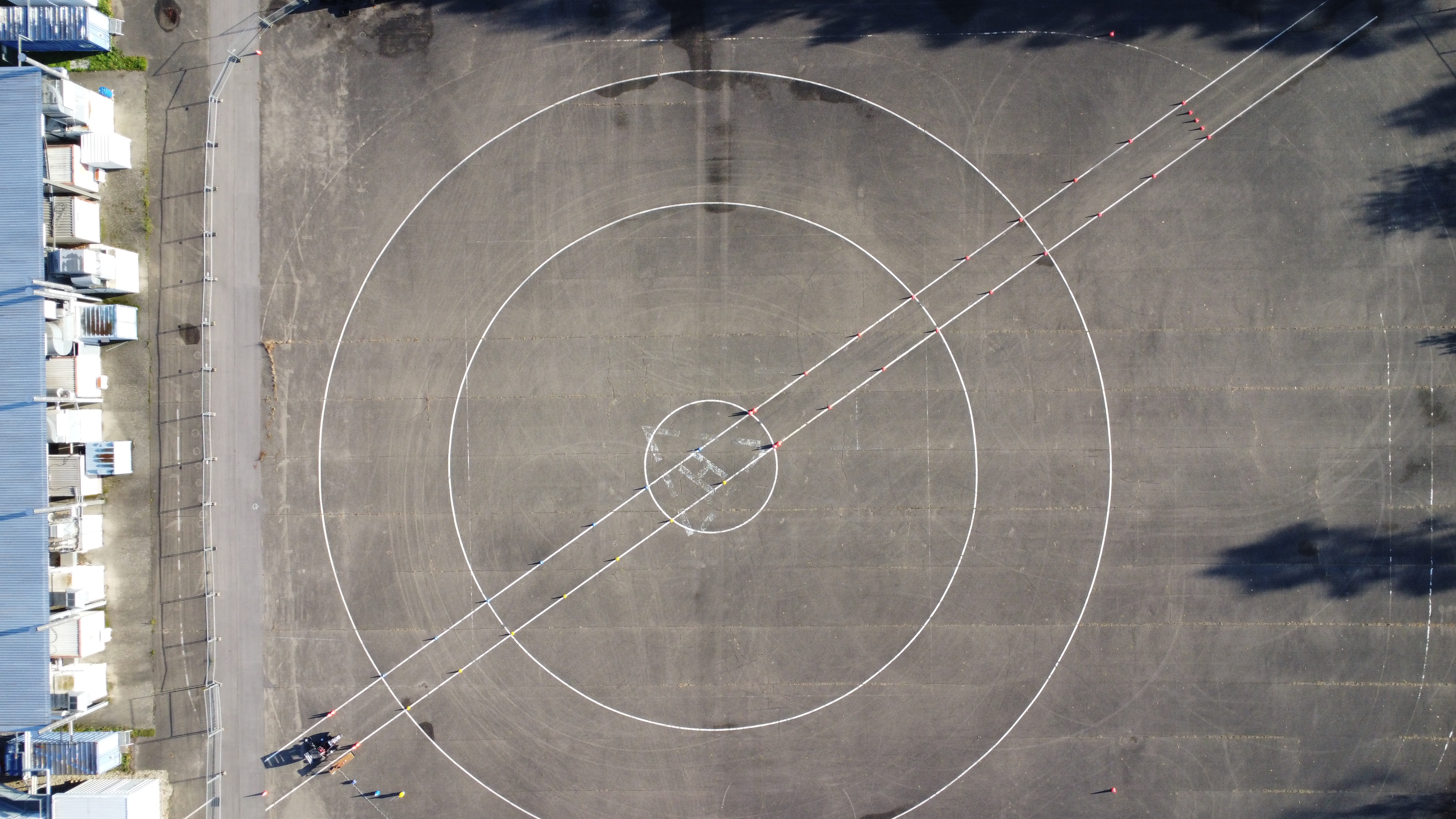 Positive example since the whole track, vehicle and track boundaries rectangle is visible.